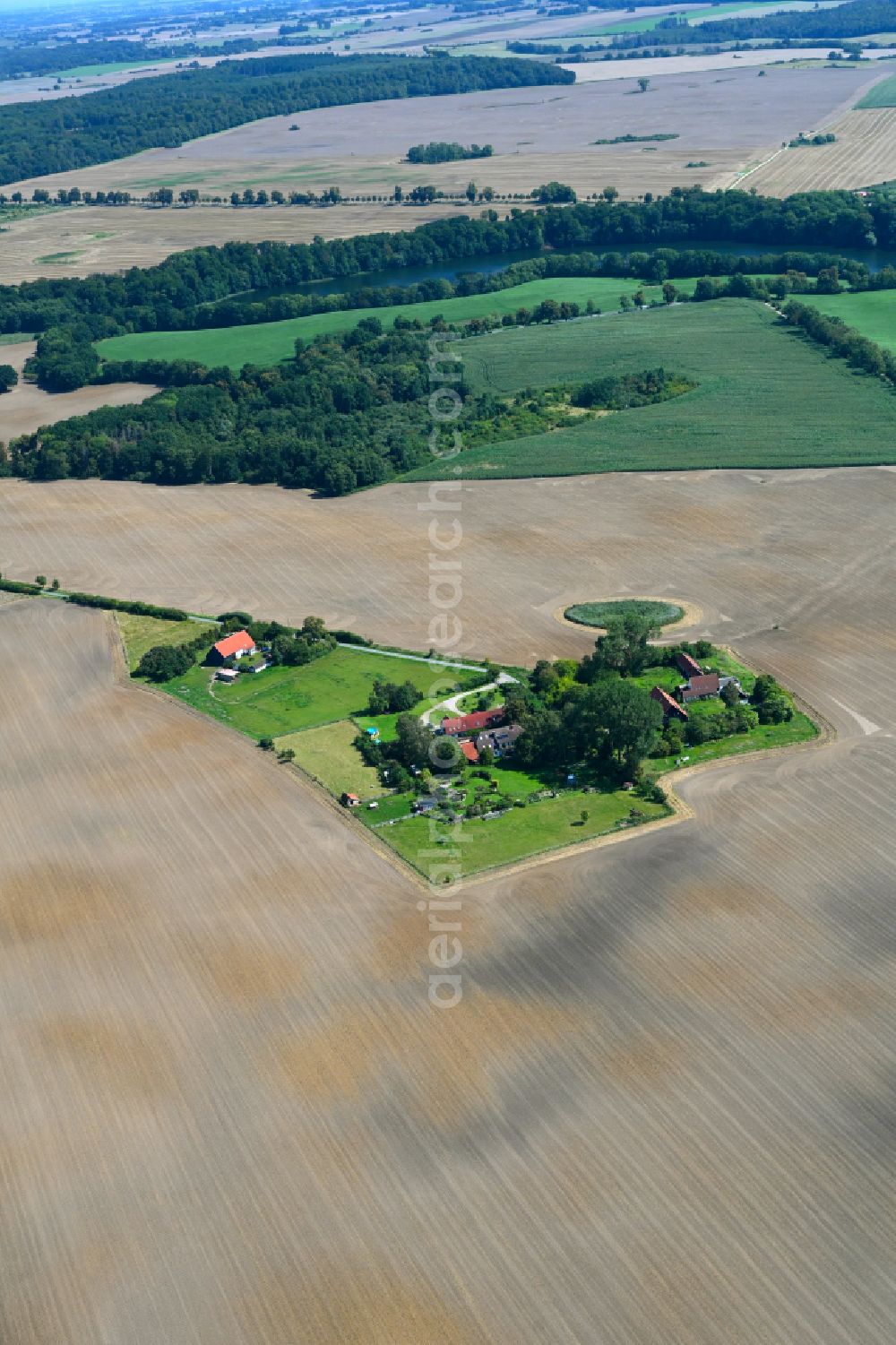 Quadenschönfeld from the bird's eye view: Homestead and farm outbuildings on the edge of agricultural fields in Quadenschoenfeld in the state Mecklenburg - Western Pomerania, Germany