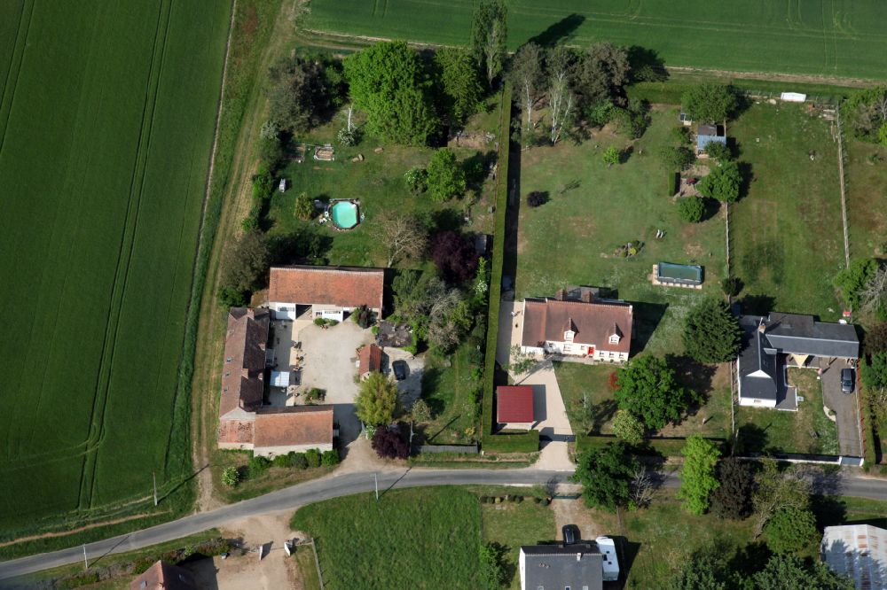 Aerial photograph Saint-Benoit-sur-Loire - Homestead and farm outbuildings on the edge of agricultural fields in Saint-Benoit-sur-Loire in Centre-Val de Loire, France