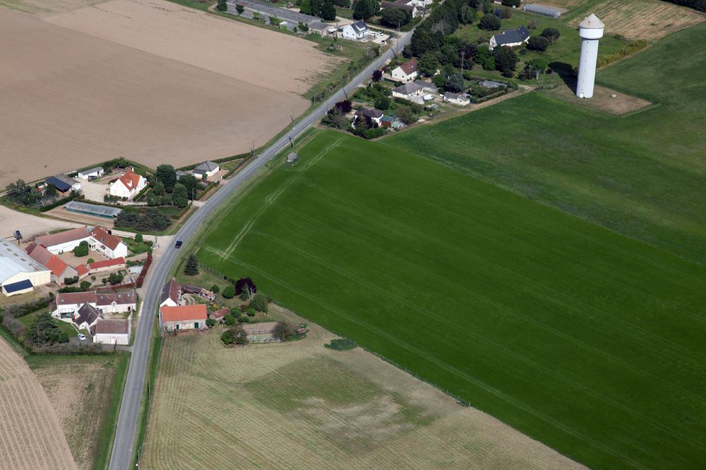 Aerial image Saint-Benoit-sur-Loire - Homestead and farm outbuildings on the edge of agricultural fields on street Route de Bonnee in Saint-Benoit-sur-Loire in Centre-Val de Loire, France