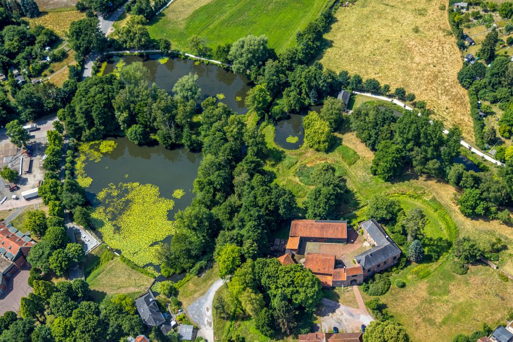 Aerial photograph Schermbeck - Homestead and farm outbuildings on the edge of agricultural fields in Schermbeck in the state North Rhine-Westphalia, Germany