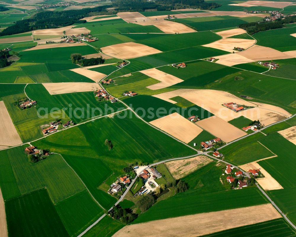 Schwimmbach from above - Homestead and farm outbuildings on the edge of agricultural fields in Schwimmbach in the state Bavaria, Germany