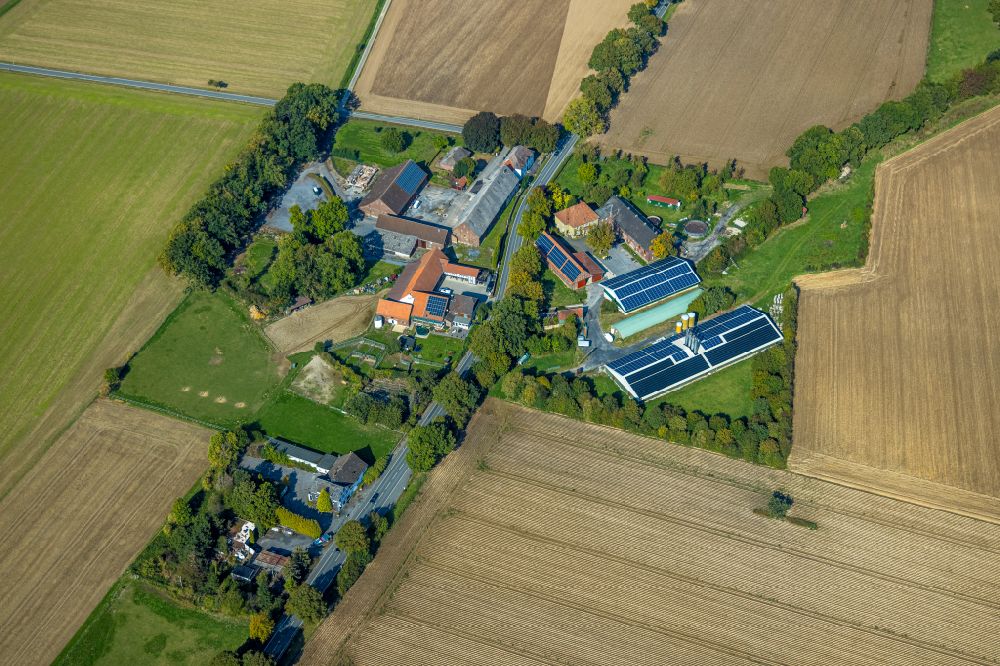 Aerial image Soest - Homestead and farm outbuildings on the edge of agricultural fields on street Arnsberger Strasse in the district Ruploh in Soest in the state North Rhine-Westphalia, Germany