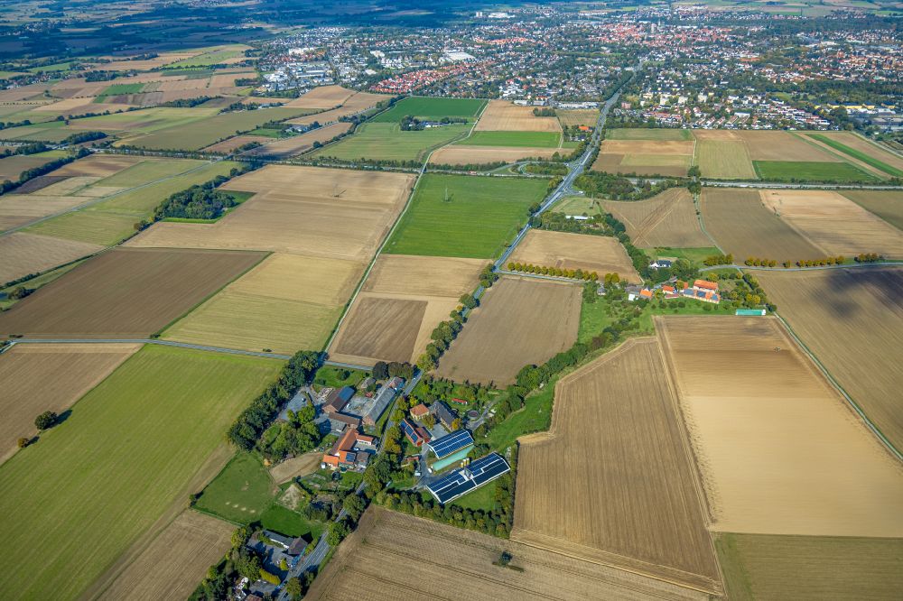 Aerial photograph Soest - Homestead and farm outbuildings on the edge of agricultural fields on street Arnsberger Strasse in the district Ruploh in Soest in the state North Rhine-Westphalia, Germany