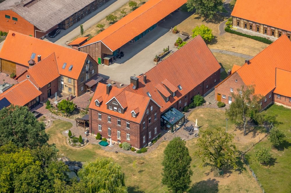 Aerial photograph Everswinkel - Homestead of a farm and die Imkerei Koenig in Everswinkel in the state North Rhine-Westphalia, Germany