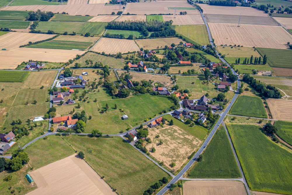 Aerial photograph Hamm - Homestead and farm outbuildings on the edge of agricultural fields in the district Norddinker in Hamm at Ruhrgebiet in the state North Rhine-Westphalia, Germany