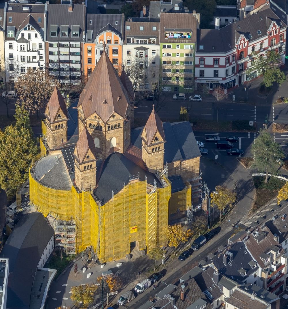 Düsseldorf from the bird's eye view: Church building Kreuzkirche on Collenbachstrasse and Klever Strasse in Duesseldorf in the state North Rhine-Westphalia
