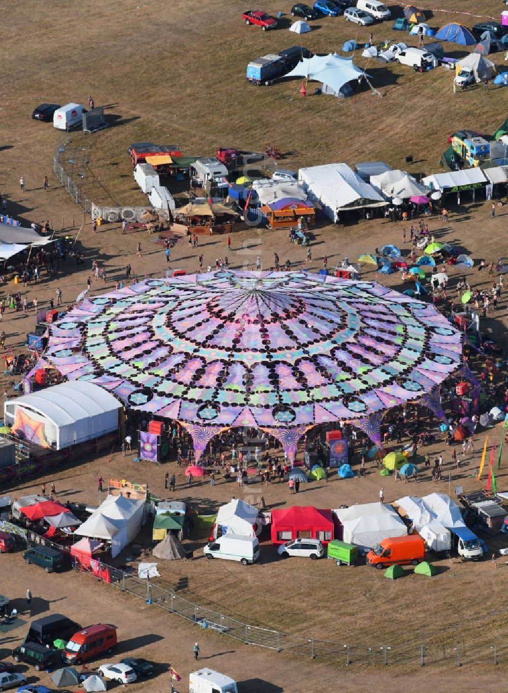 Stölln from the bird's eye view: Participants in the Antaris Projekt music festival on the event concert area on airfield in Stoelln in the state Brandenburg, Germany