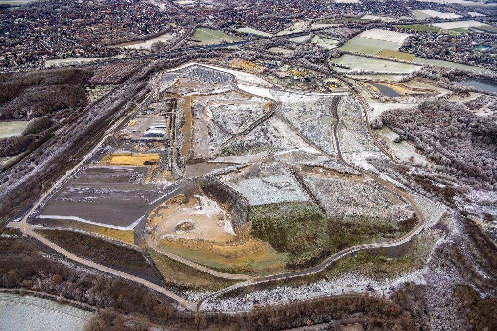 Aerial photograph Dortmund - Site of heaped landfill Deponie Dortmund-Nordost on Lanstroper See in Dortmund at Ruhrgebiet in the state North Rhine-Westphalia, Germany