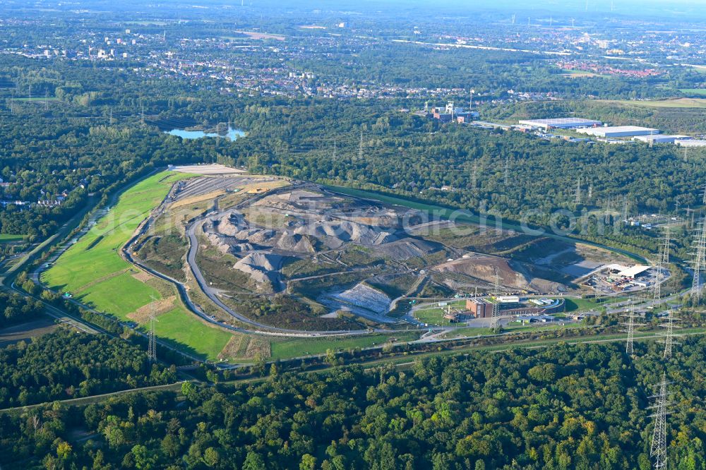 Aerial image Gelsenkirchen - Site of heaped landfill Zentraldeponie Emscherbruch (ZDE) on street Wiedehopfstrasse in the district Resser Mark in Gelsenkirchen at Ruhrgebiet in the state North Rhine-Westphalia, Germany