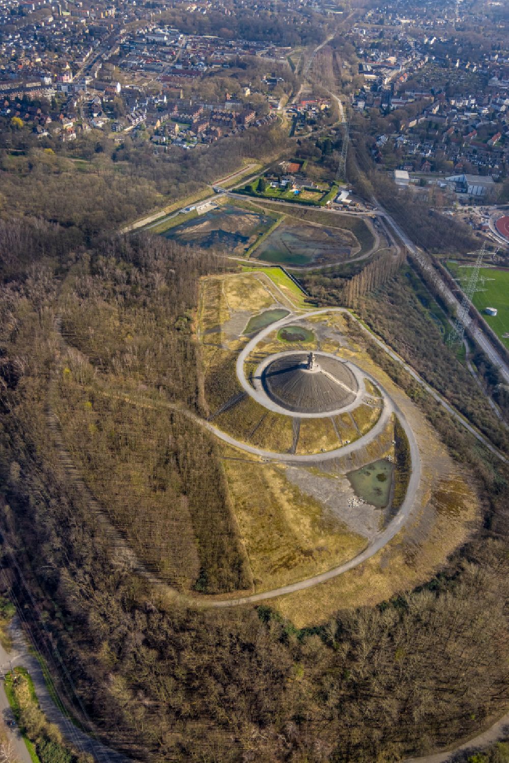 Aerial image Gelsenkirchen - reclamation site of the former mining dump Rheinelbe and todays recreation area in the district Ueckendorf in Gelsenkirchen at Ruhrgebiet in the state North Rhine-Westphalia, Germany