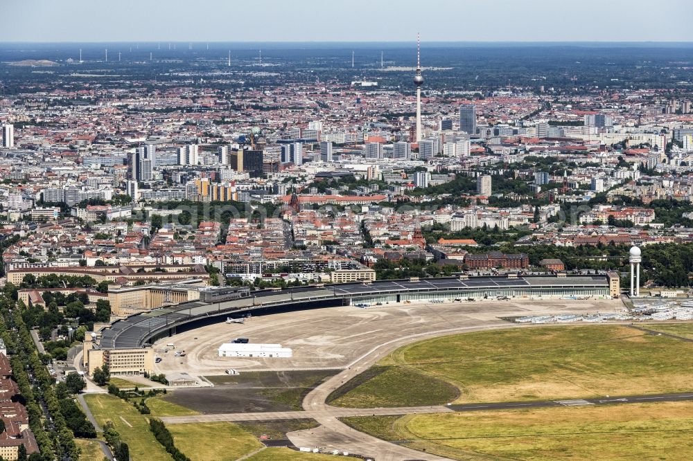 Berlin from the bird's eye view: Former airport Berlin-Tempelhof Tempelhofer Freiheit in the Tempelhof part of Berlin, Germany