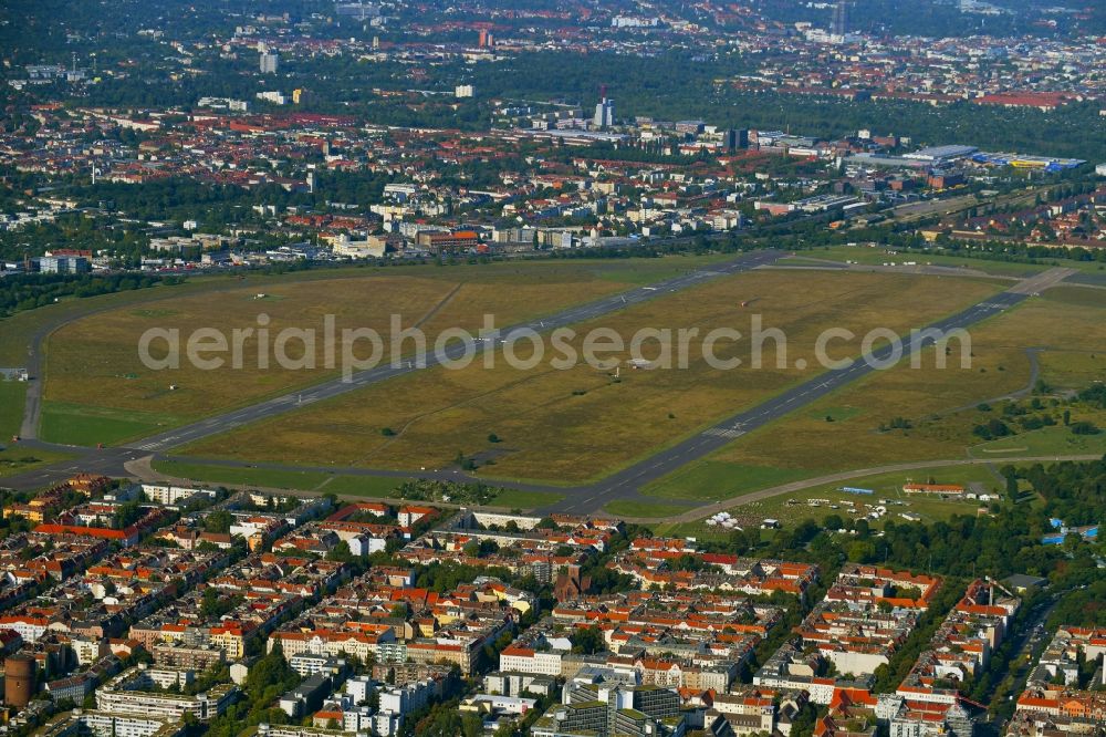 Aerial photograph Berlin - Former airport Berlin-Tempelhof Tempelhofer Freiheit in the Tempelhof part of Berlin, Germany