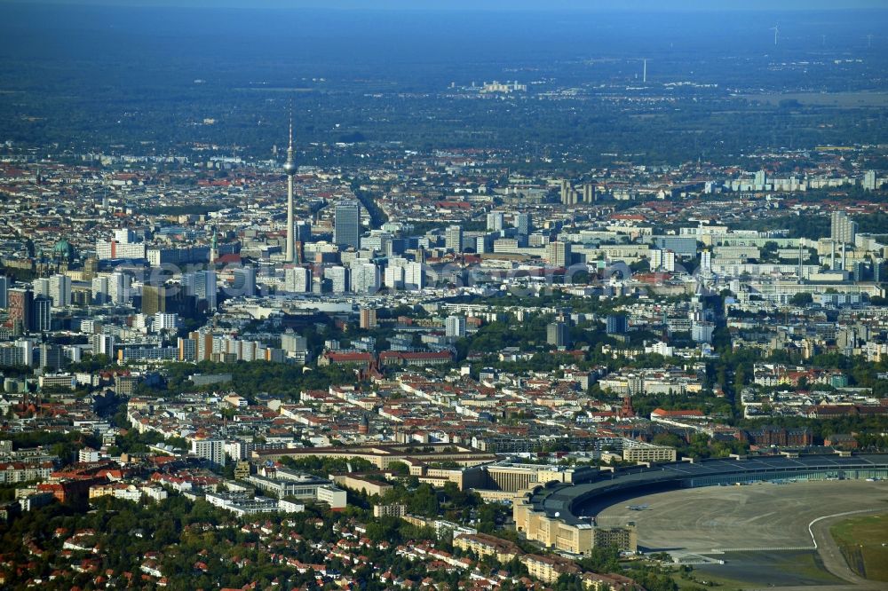 Aerial photograph Berlin - Premises of the former airport Berlin-Tempelhof Tempelhofer Freiheit in the Tempelhof part of Berlin, Germany