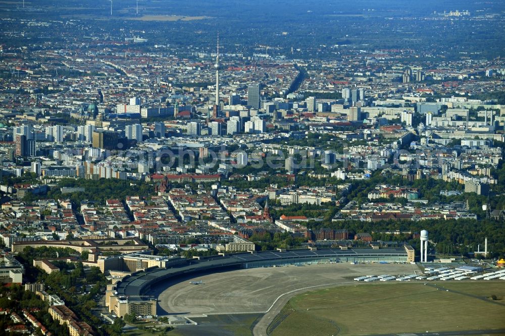 Aerial photograph Berlin - Premises of the former airport Berlin-Tempelhof Tempelhofer Freiheit in the Tempelhof part of Berlin, Germany