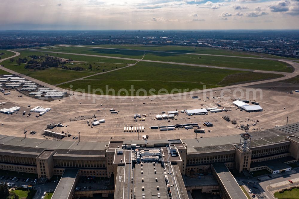 Aerial photograph Berlin - Premises of the former airport Berlin-Tempelhof Tempelhofer Freiheit in the Tempelhof part of Berlin, Germany. The premises include the historic main building and radar tower as well as two runways. Its hangars are partly used as refugee and asylum seekers accommodations