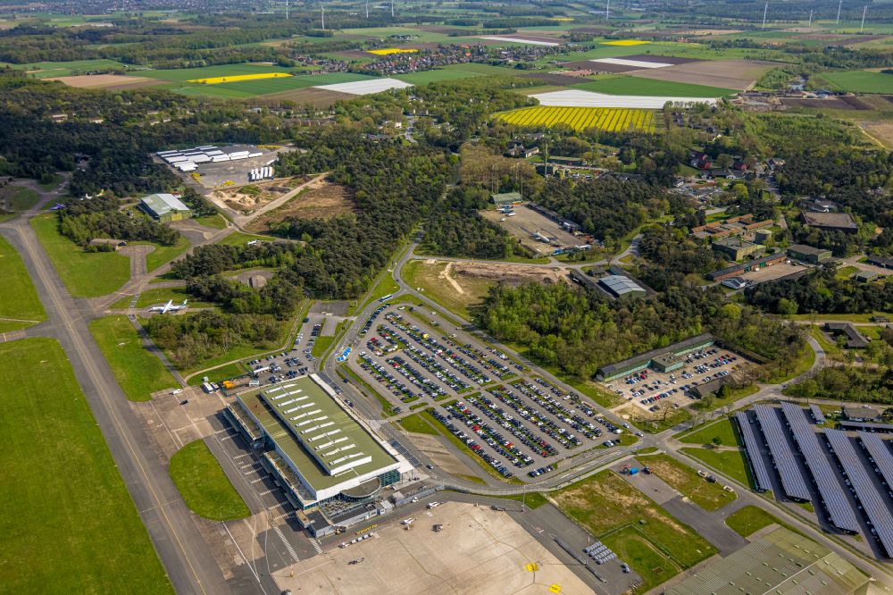 Aerial image Weeze - Runway with hangar taxiways and terminals on the grounds of the airport Airport Weeze Flughafen Niederrhein GmbH in Weeze in the state North Rhine-Westphalia, Germany