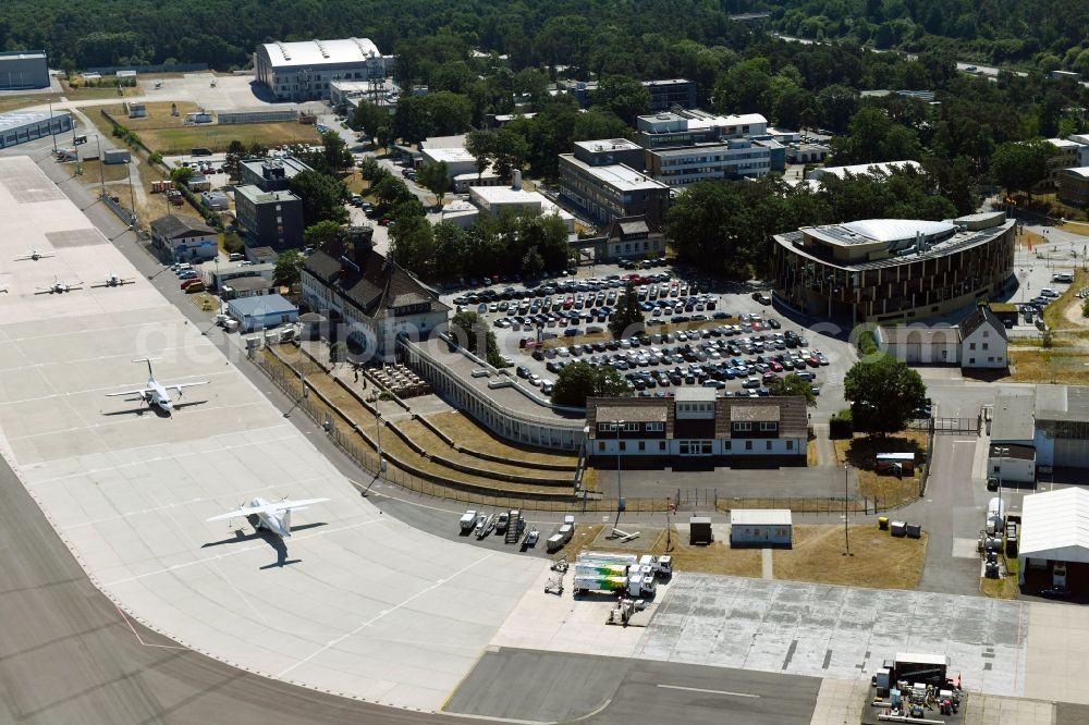 Aerial photograph Braunschweig - Runway with hangar taxiways and terminals on the grounds of the airport Braunschweig-Wolfsburg in Brunswick in the state Lower Saxony, Germany