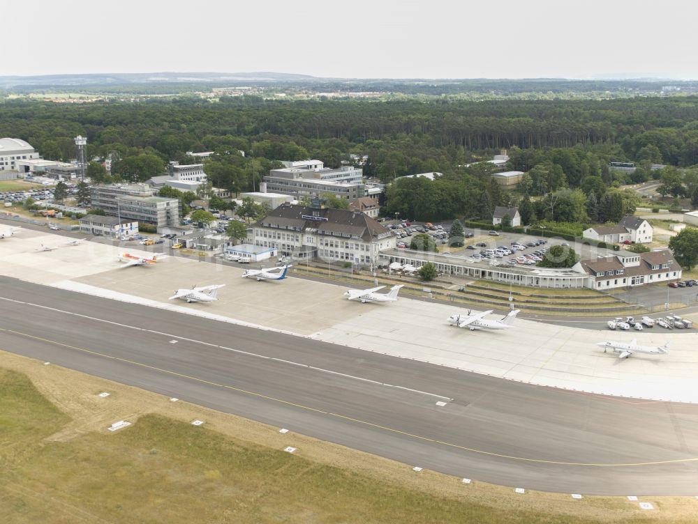 Braunschweig from the bird's eye view: Runway with hangar taxiways and terminals on the grounds of the airport Braunschweig-Wolfsburg in Brunswick in the state Lower Saxony, Germany