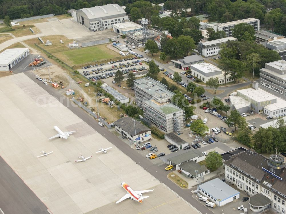 Aerial photograph Braunschweig - Runway with hangar taxiways and terminals on the grounds of the airport Braunschweig-Wolfsburg in Brunswick in the state Lower Saxony, Germany
