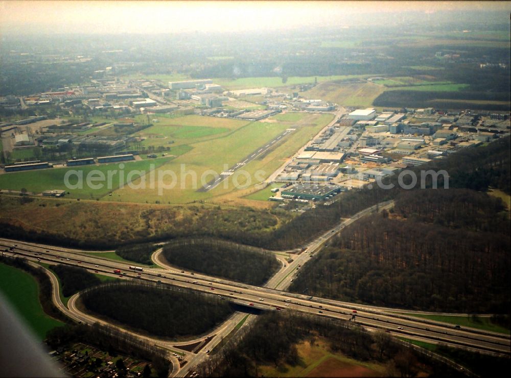 Köln from the bird's eye view: Runway with hangar taxiways and terminals on the grounds of the airport Butzweilerhof in the district Ossendorf in Cologne in the state North Rhine-Westphalia, Germany