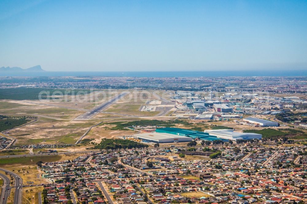 Aerial image Kapstadt - Runway with hangar taxiways and terminals on the grounds of the airport Cape Town International Airport ( CPT, FACT ) in Cape Town in Western Cape, South Africa