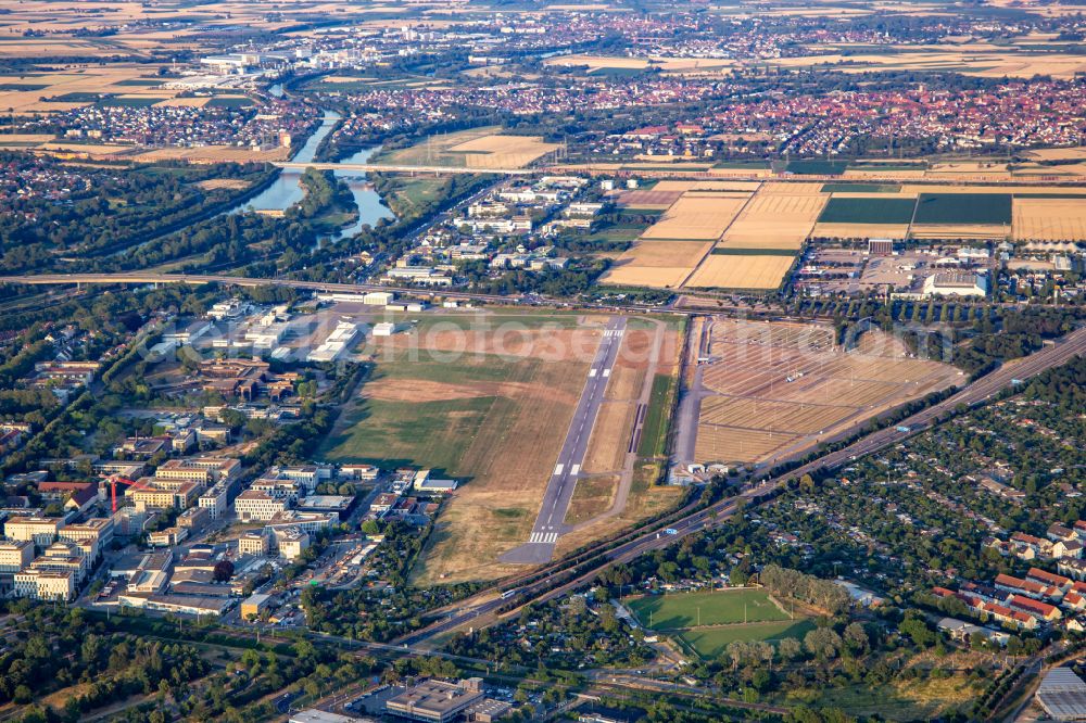 Aerial photograph Mannheim - Runway with hangar taxiways and terminals on the grounds of the airport City Airport Mannheim on Seckenheimer Landstrasse in the district Neuostheim in Mannheim in the state Baden-Wurttemberg, Germany