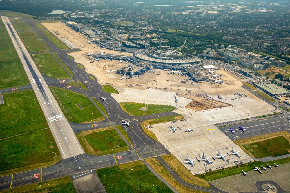 Aerial image Düsseldorf - Runway with hangar taxiways and terminals on the grounds of the airport in Duesseldorf in the state North Rhine-Westphalia, Germany