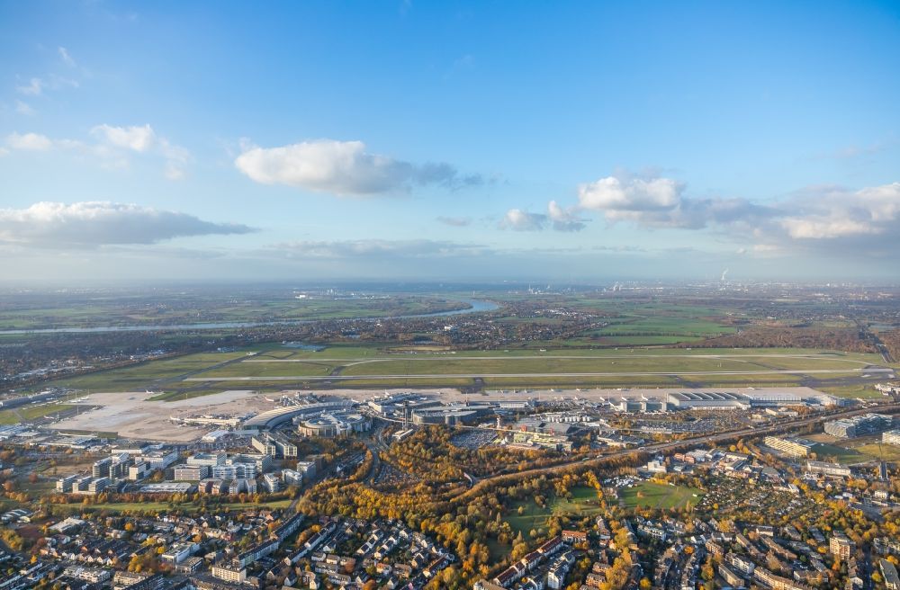 Aerial photograph Düsseldorf - Runway with hangar taxiways and terminals on the grounds of the airport in Duesseldorf in the state North Rhine-Westphalia, Germany