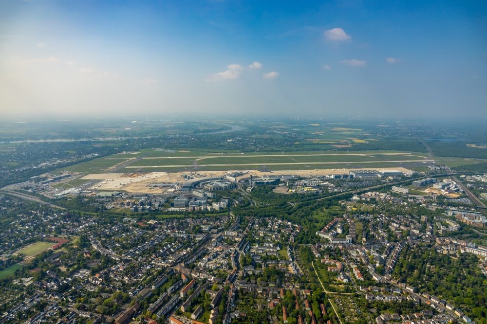 Düsseldorf from the bird's eye view: Runway with hangar taxiways and terminals on the grounds of the airport in Duesseldorf in the state North Rhine-Westphalia, Germany