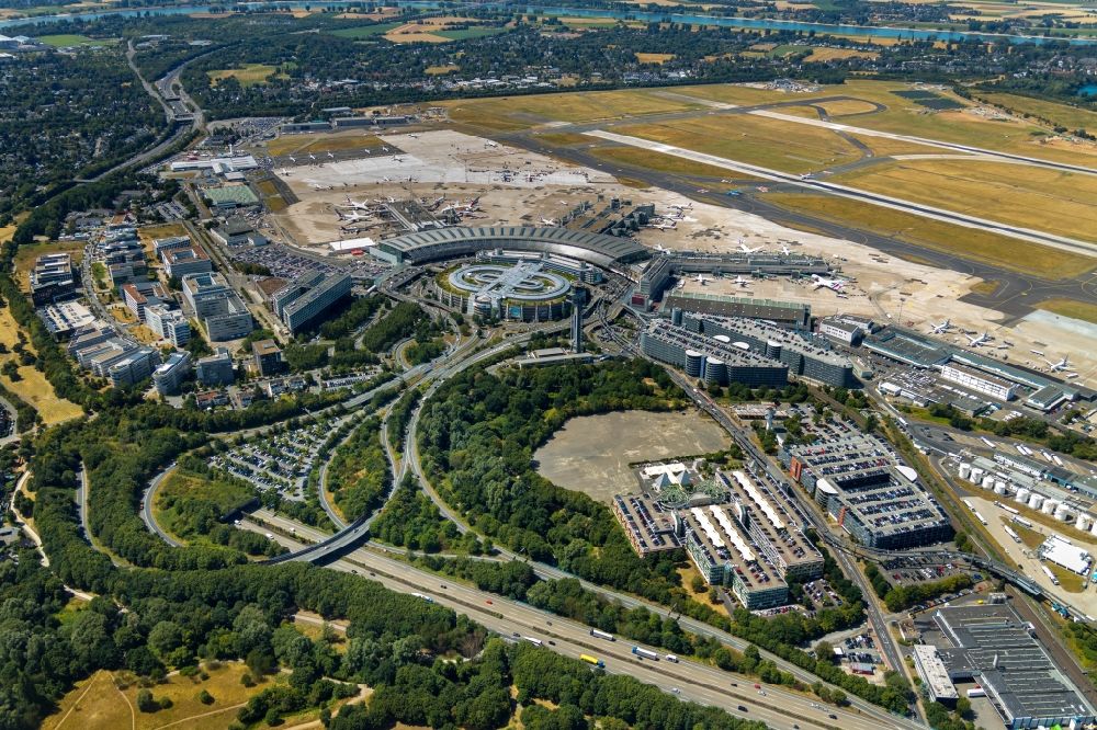 Aerial photograph Düsseldorf - Runway with hangar taxiways and terminals on the grounds of the airport in Duesseldorf in the state North Rhine-Westphalia, Germany