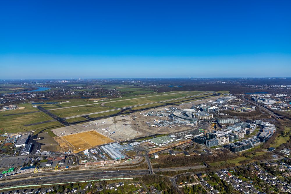 Düsseldorf from the bird's eye view: Runway with hangar taxiways and terminals on the grounds of the airport in Duesseldorf at Ruhrgebiet in the state North Rhine-Westphalia, Germany