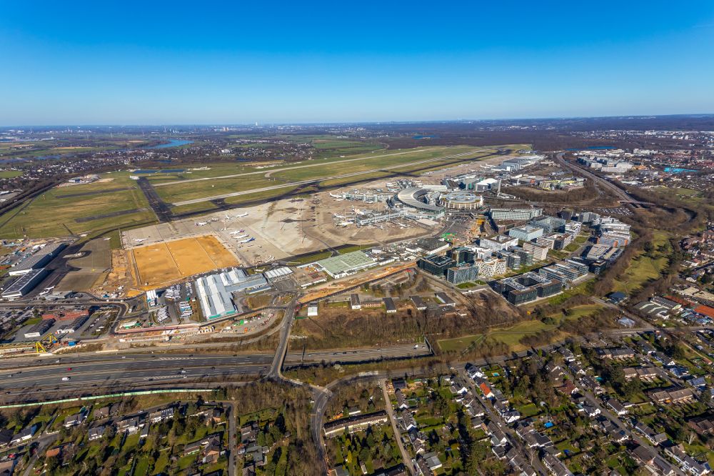 Aerial image Düsseldorf - Runway with hangar taxiways and terminals on the grounds of the airport in Duesseldorf at Ruhrgebiet in the state North Rhine-Westphalia, Germany