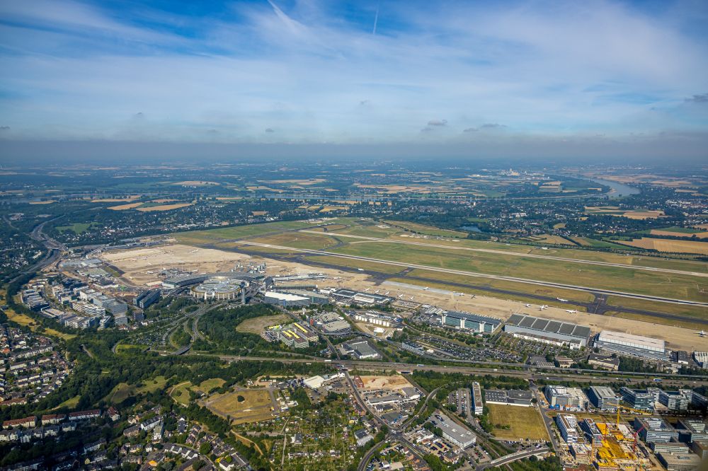Aerial image Düsseldorf - runway with hangar taxiways and terminals on the grounds of the airport in Duesseldorf in the state North Rhine-Westphalia, Germany