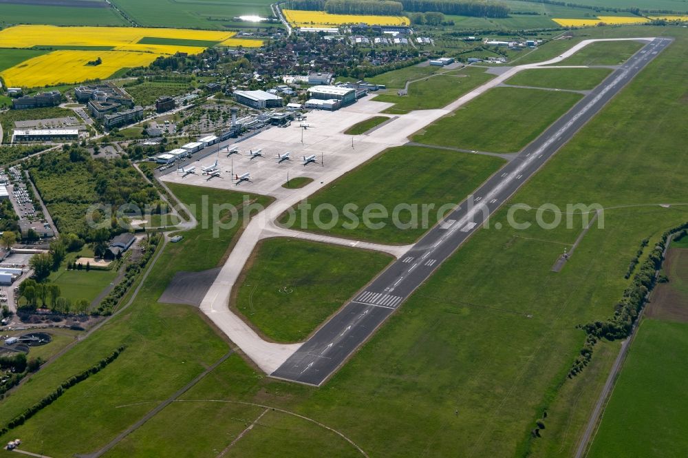 Erfurt from the bird's eye view: runway with hangar taxiways and terminals on the grounds of the airport in the district Bindersleben in Erfurt in the state Thuringia, Germany