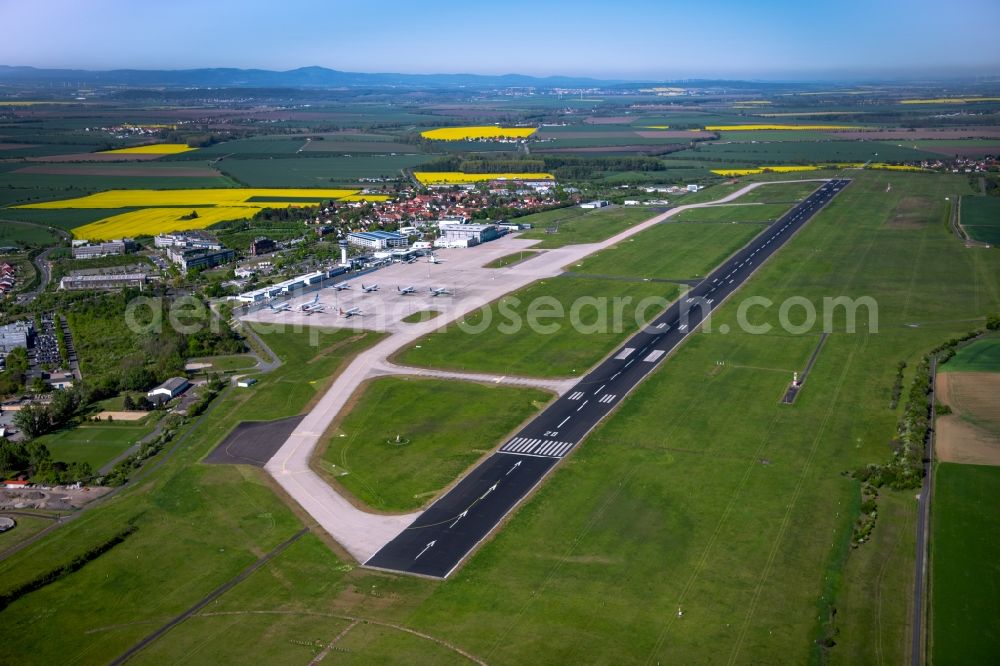 Aerial photograph Erfurt - Runway with hangar taxiways and terminals on the grounds of the airport in the district Bindersleben in Erfurt in the state Thuringia, Germany