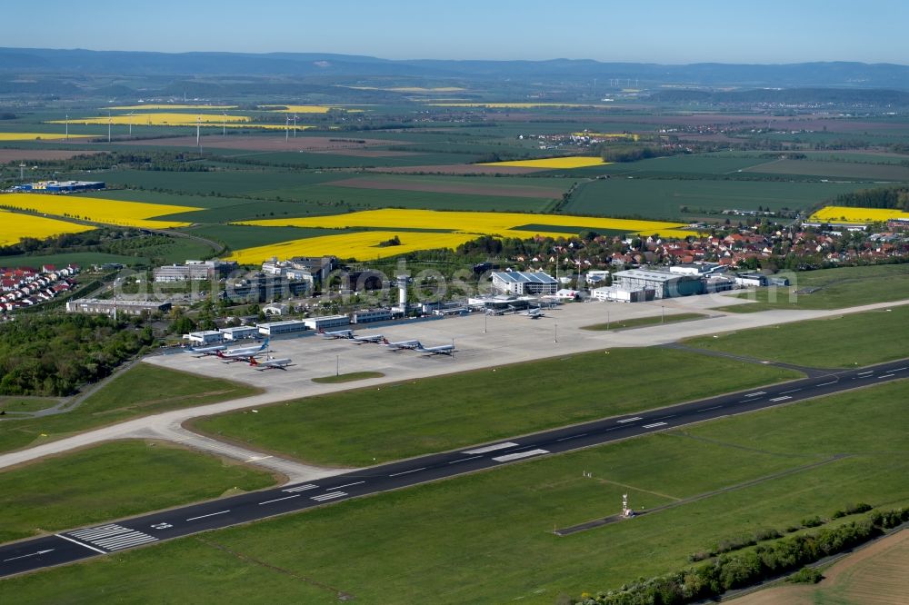 Erfurt from the bird's eye view: Runway with hangar taxiways and terminals on the grounds of the airport in the district Bindersleben in Erfurt in the state Thuringia, Germany