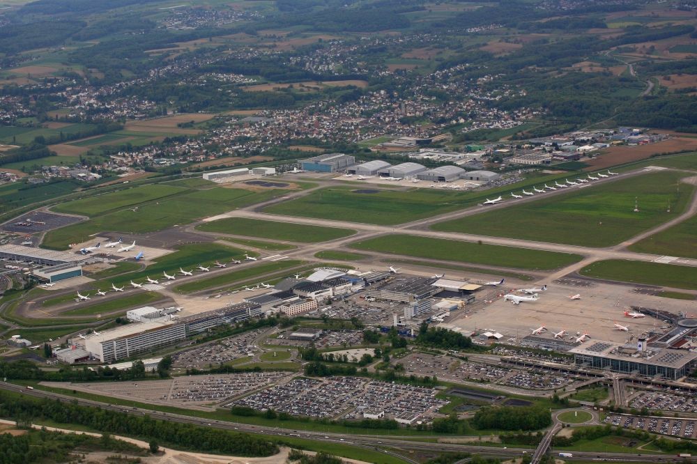 Aerial photograph Saint-Louis - Runway with Hangars, taxiways and terminals on the grounds of the airport Euroairport in Saint-Louis in Alsace-Champagne-Ardenne-Lorraine, France. Many airliners are parked on the runway RWY 26