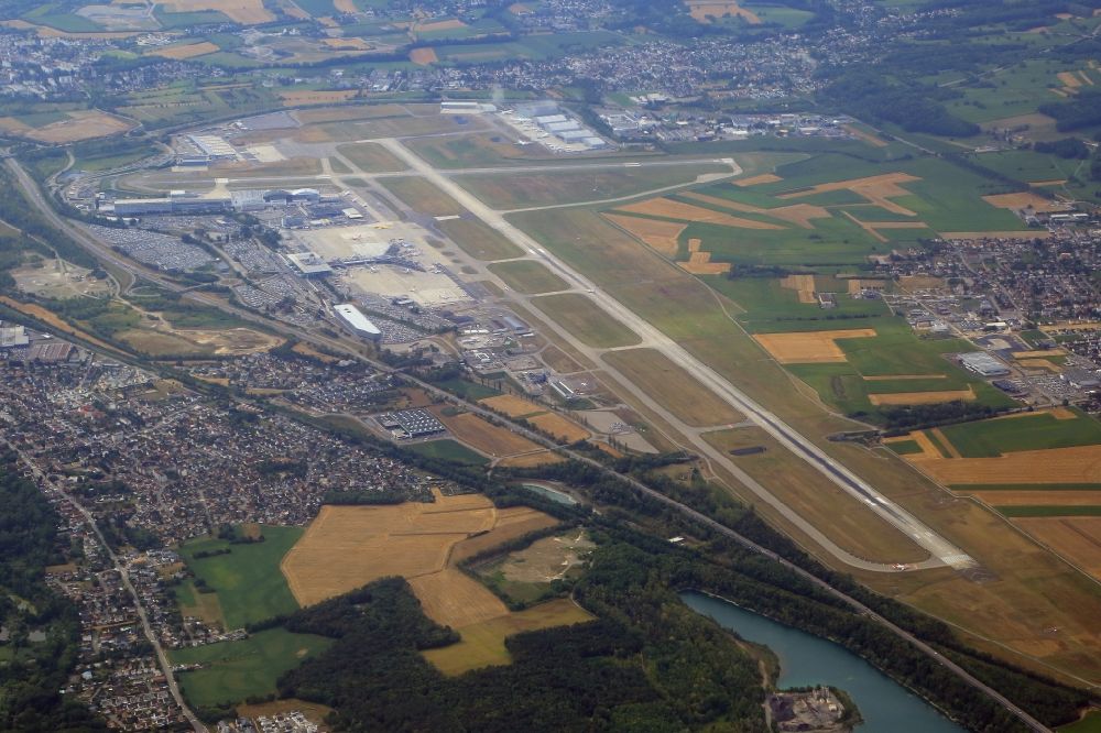 Saint-Louis from the bird's eye view: Runway with hangar taxiways and terminals on the grounds of the airport Euroairport LFSB Basle-Mulhouse-Freiburg in Saint-Louis in Grand Est, France