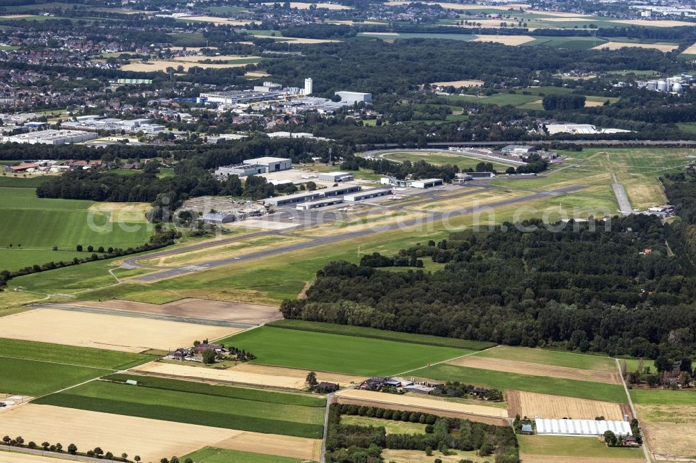 Aerial image Mönchengladbach - Runway with hangar taxiways and terminals on the grounds of the airport of Flughafengesellschaft Moenchengladbach GmbH on Flughafenstrasse district Giesenkirchen in Moenchengladbach in the state North Rhine-Westphalia, Germany