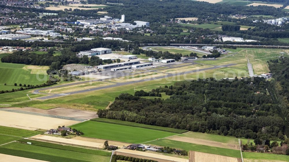 Aerial image Mönchengladbach - Runway with hangar taxiways and terminals on the grounds of the airport of Flughafengesellschaft Moenchengladbach GmbH on Flughafenstrasse district Giesenkirchen in Moenchengladbach in the state North Rhine-Westphalia, Germany