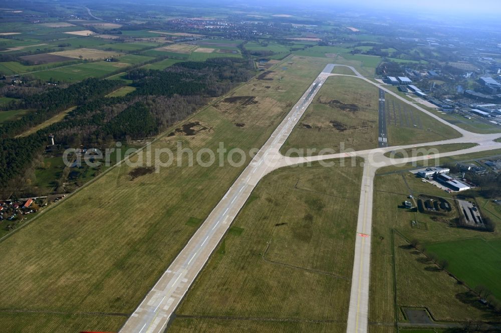 Aerial photograph Langenhagen - Runway with hangar taxiways and terminals on the grounds of the airport Hannover in Langenhagen in the state Lower Saxony, Germany