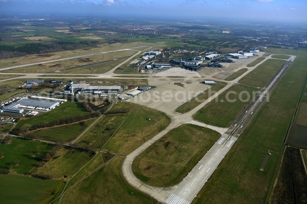 Langenhagen from the bird's eye view: Runway with hangar taxiways and terminals on the grounds of the airport Hannover in Langenhagen in the state Lower Saxony, Germany