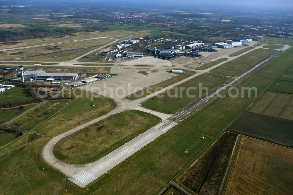 Aerial image Langenhagen - Runway with hangar taxiways and terminals on the grounds of the airport Hannover in Langenhagen in the state Lower Saxony, Germany