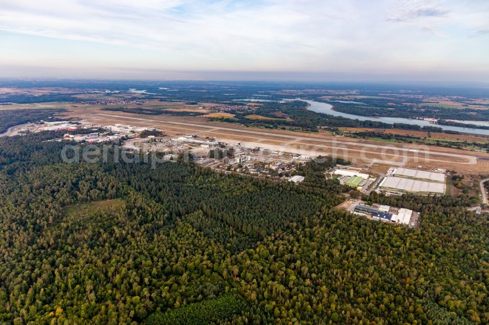 Aerial photograph Rheinmünster - Runway with hangar taxiways and terminals on the grounds of the airport Karlsruhe / Baden-Baden (FKB) in Rheinmuenster in the state Baden-Wuerttemberg, Germany