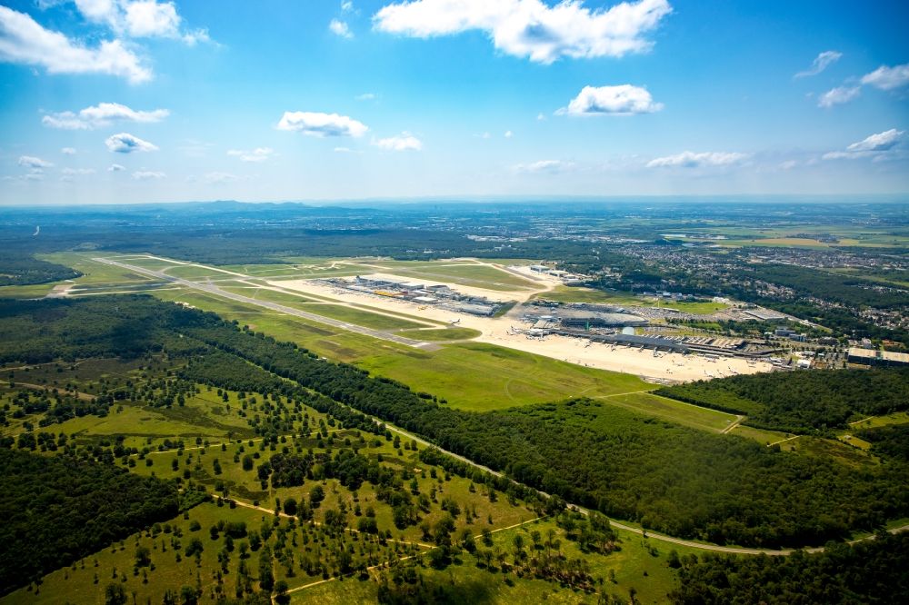 Aerial photograph Köln - Runway with hangar taxiways and terminals on the grounds of the airport Koeln Bonn Airport in the district Grengel in Cologne in the state North Rhine-Westphalia, Germany