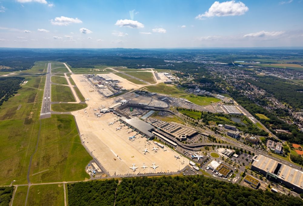Köln from the bird's eye view: Runway with hangar taxiways and terminals on the grounds of the airport Koeln Bonn Airport in the district Grengel in Cologne in the state North Rhine-Westphalia, Germany