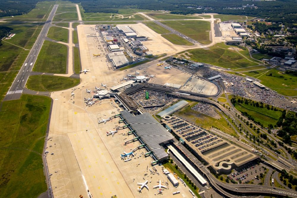 Aerial photograph Köln - Runway with hangar taxiways and terminals on the grounds of the airport Koeln Bonn Airport in the district Grengel in Cologne in the state North Rhine-Westphalia, Germany