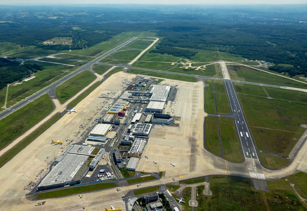 Aerial image Köln - Runway with hangar taxiways and terminals on the grounds of the airport Koeln Bonn Airport in the district Grengel in Cologne in the state North Rhine-Westphalia, Germany