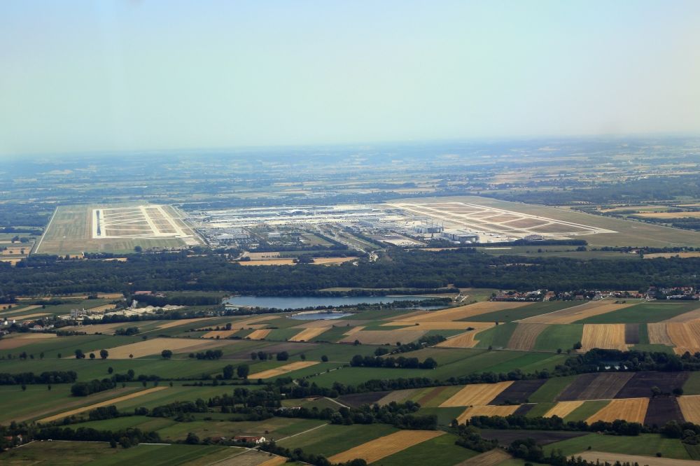 München-Flughafen from the bird's eye view: Runway with Taxiways, hangars and terminals on the grounds of the airport in Muenchen in the state Bavaria. View of the pilots in the approach to runway 08L 