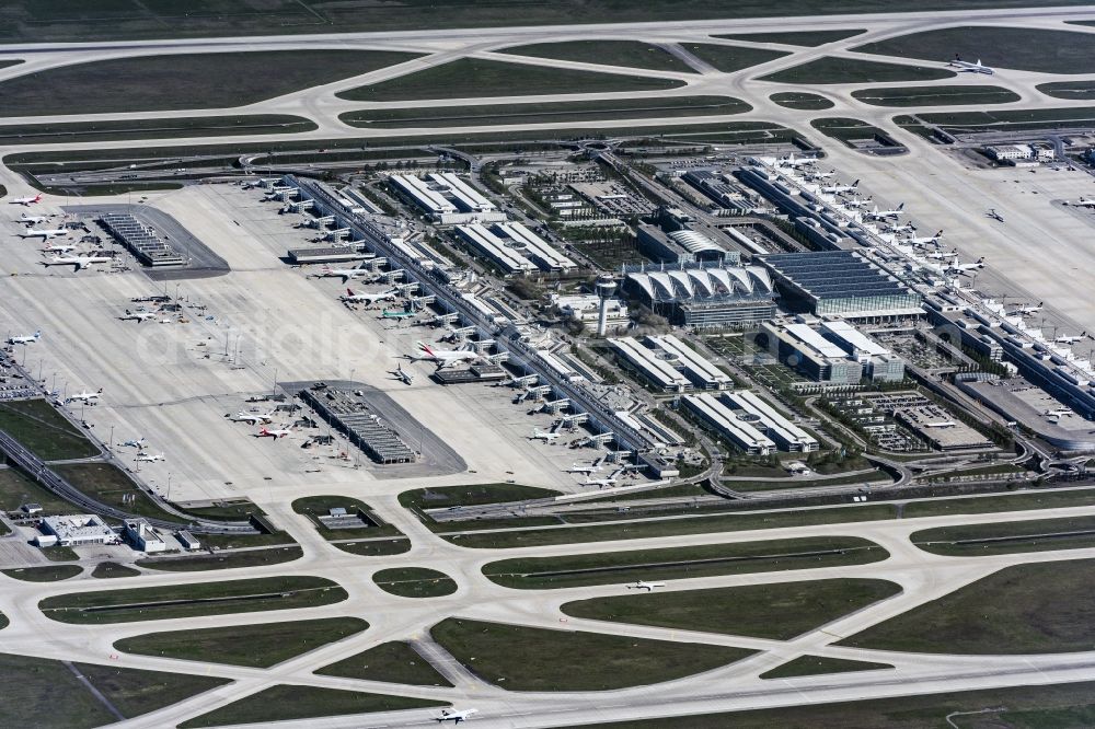 Aerial image München-Flughafen - Runway with hangar taxiways and terminals on the grounds of the airport Muenchen in Muenchen-Flughafen in the state Bavaria, Germany